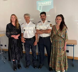 v.l. Konrektorin Ruth von Grolman, Inspektionsleiter Andreas Ruch,  Jugendbeamter Simon Lamprecht, Lehrerin Frau D. Yildirim (Foto: Polizei Gauting)