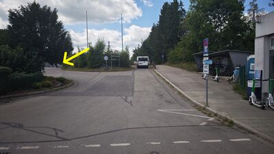 Ganz hinten, am Parkplatz geht es rein.