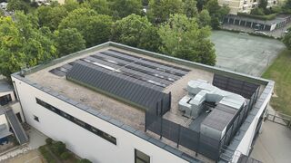 Photovoltaik-Anlage von Sinn Power aus Gauting auf dem Dach der Grundschulturnhalle in Planegg (Foto: Gemeinde Planegg)