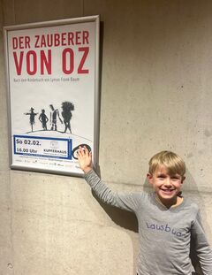 Der Schlautaler Leonardo voller Vorfreude vor dem Plakat des Stücks (Foto: Unser Würmtal)