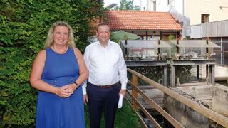 v.l.: Kerstin Schreyer, Vorsitzende des für Energie­fragen zuständigen Wirt­schafts­aus­schusses und Stimm­kreis­ab­ge­ordnete, mit Gräfel­fings Bürger­meister Peter Köstler vor der Kraemermühle.