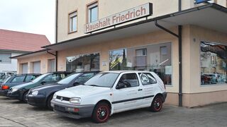 Der Handel mit gebrauchten Autos auf einem privaten Gehsteig sorgt für viel Ärger (Foto: Unser Würmtal)