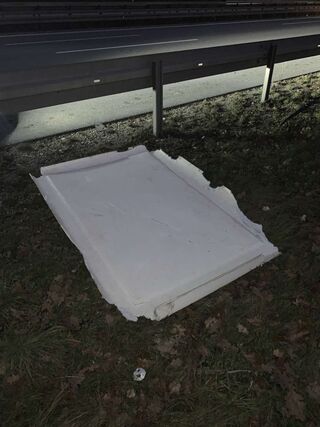Das weiße ca. 1x2 Meter große Plastikteil (Foto: Polizei Fürstenfeldbruck)