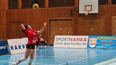 Lisi Kettenbach beim Aufschlag