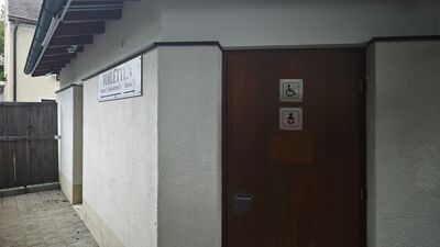 Nochmal ums Eck zur Behinderten- und Damentoilette.