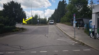 Ganz hinten, am Parkplatz geht es rein.