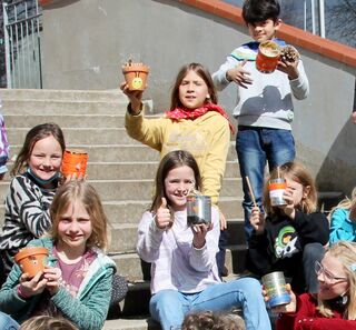 Drittklässler der Grundschule Stockdorf mit ihren Insektenhotels (Foto: Ulrike Seiffert / Unser Würmtal)