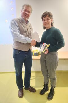 Emma Pflästerer bei der Vereidigung mit Bürgermeister Harald Zipfel (Foto: Gemeinde Neuried)