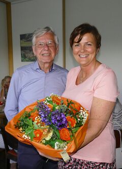 Für die Arbeit der CSU-Vorsitzenden Marianne Hellhuber im zurückliegenden Jahr bedankte sich Dr. Michael Zimmermann, Sprecher der CSU-Gemeinderatsfraktion Neuried, mit einem großen Blumenstrauß. (Foto: Peter Kellner / CSU Neuried)