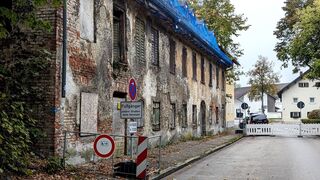Die marode Schlosswirtschaft - seit langem ein Schandfleck in Planegg (Foto: Unser Würmtal)