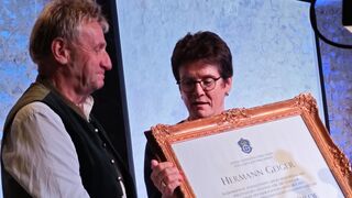 Der neue Ehrenbürger Hermann Geiger erhält die Urkunde von Bürgermeisterin Brigitte Kössinger (Foto: Unser Würmtal)