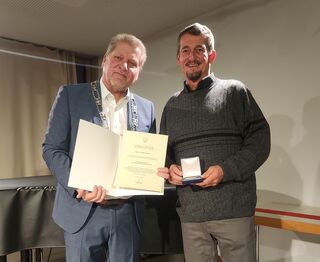 Eine tiefe Verbundenheit zur Gemeinschaft: Guido Lechner wurde als langjähriger Vorstand der Freiwilligen Feuerwehr Neuried e.V. geehrt (Foto: Gemeinde Neuried)