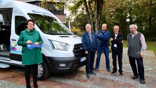 „Männer mit Herz“ nannte Bürgermeisterin Brigitte Kössinger die vier ehrenamtlichen Bürgerbusfahrer (v.l.n.r.): Heinz Rauhoff, Fritz Höhnberger, Manfred Brauner und Nabil Preuß.