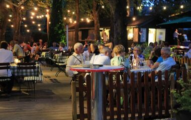 die Terrasse der Krailling Brauerei - bei schönem Wetter immer gut besucht. Sie sollten reservieren. die Terrasse der Krailling Brauerei - bei schönem Wetter immer gut besucht. Sie sollten reservieren.