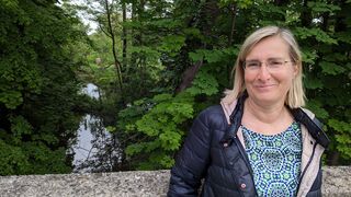 Unsere "Fremdenführerin" Angelika Lawo auf der Würmbrücke in der Bahnhofstraße -im Hintergrund einer der beiden Würmarme (Foto: Unser Würmtal)
