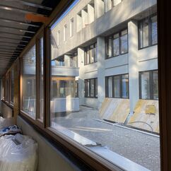 Der Ausblick aus dem neuen Anbau auf den "alten Teil" des Rathauses (Foto: Gemeinde Gräfelfing / B. Doll)