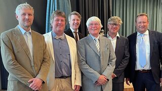 Dr. Reichert in mitten seiner Söhne mit Bürgermeister Peter Köstler (re.), der den den Festabend eröffnete. (Foto: Gemeinde Gräfelfing)