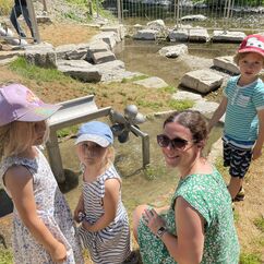 Auch die Leitung vom Kinderhaus Wirbelwind Emilie Steiger war begeistert vom neuen Wasserspielplatz (Foto: Gemeinde Gräfelfing/ B.Doll)