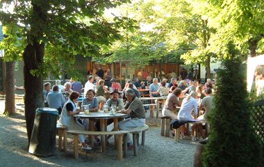 der lauschige Biergarten der Kraillinger Brauerei - ein Treffpunkt für Jung und Alt der lauschige Biergarten der Kraillinger Brauerei - ein Treffpunkt für Jung und Alt