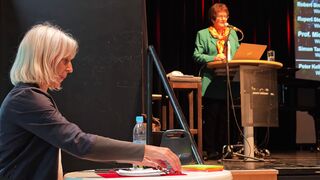 Moderatorin Hannah Böttcher, die Herrin der Zeit, mahnte die Redner, ihre Redezeit einzuhalten (Foto: Unser Würmtal)