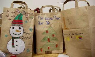 Liebevoll von den Grundschüler aus Krailling und Gräfelfing bemalt - jede Geschenktüte ein Unikat (Foto: Ulrike Seiffert / Unser Würmtal)