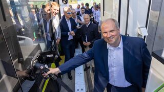 Landrat Christoph Göbel bei der Erstbetankung eines Wasserstoffbusses für den MVV-Linienbetrieb.
