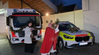 Pfarrer Regner segnet die neuen Einsatzfahrzeuge des Malteser Hilfsdienst (Foto: Unser Würmtal)