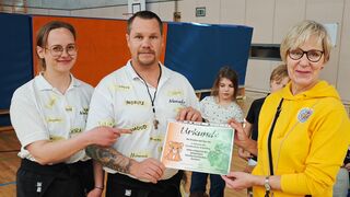 Direktorin Barbara Reif (rechts) bekam stellvertretend für die Schule die Urkunde über den erfolgreich abgelegten Kurs.