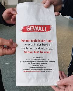 Tütenaktion: Gewalt kommt nicht in die Tüte. Schau‘ hin! Tu‘ was! (Foto: Isabelle Keck / Unser Würmtal)