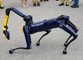 Ein echter Hingucker: „Aleks“, der Analytikroboter des ABC-Zugs München-Land, demonstriert eindrucksvoll seine Fähigkeiten zur Lageerkundung und Gefahr-stoffanalyse – hochmoderne Technik im Einsatz für den Bevölkerungsschutz. (Foto: LK München)