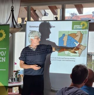 Dr. Dieter Maier, dritter Bürgermeister und Klimaschutzreferent der Gemeinde Neuried, geht ins Detail (Foto: Die Grünen)