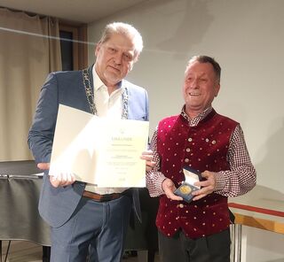 Günter Weidenauer wurde für sein Engagement als Abteilungsleiter der Skirennabteilung des TSV Neuried geehrt (Foto: Gemeinde Neuried)