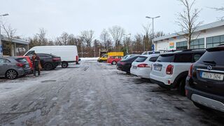 Geräumt und vermutlich gestreut - der halbrecherisch glatte Parkplatz beim Lidl in Steinkirchen (Foto: Unser Würmtal)