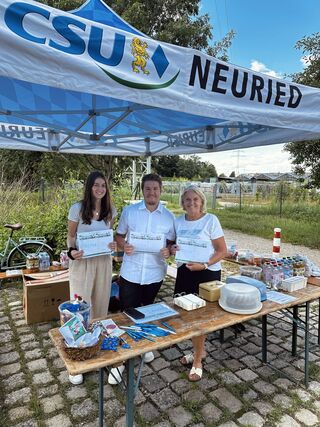 von links: Vroni Hellhuber, Ben Wegscheider (Ortsvorsitzender CSU Neuried), Gabi Schönwälter (Ortsvorsitzende FU Neuried) mit den Fragebögen in der Hand (Foto: Michael Schönwälder)