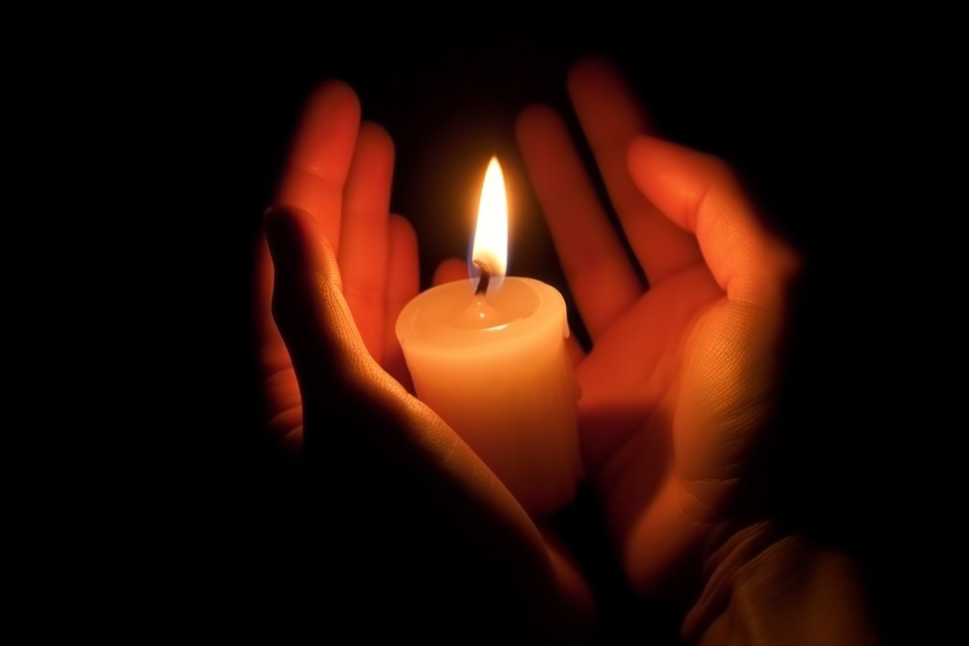 Hand mit Kerze (Foto: AdobeStock / top images)