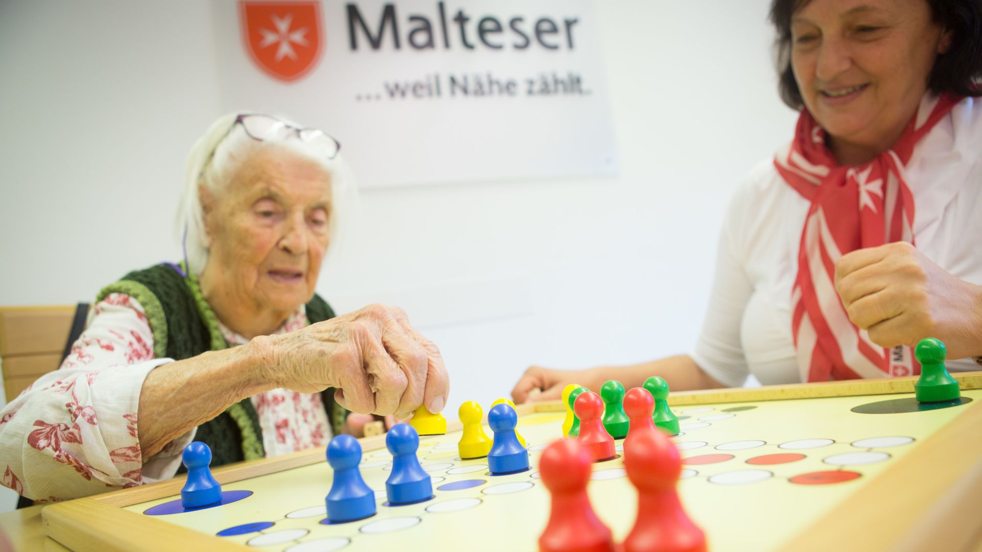 Solange die wegen Corona notwendigen Beschränkungen aufrecht erhalten werden müssen, kümmern sich die Malteser in einer ein-zu-eins Betreuung um die Demenzkranken. ( Foto Spiel: Fabian Helmich, Malteser)