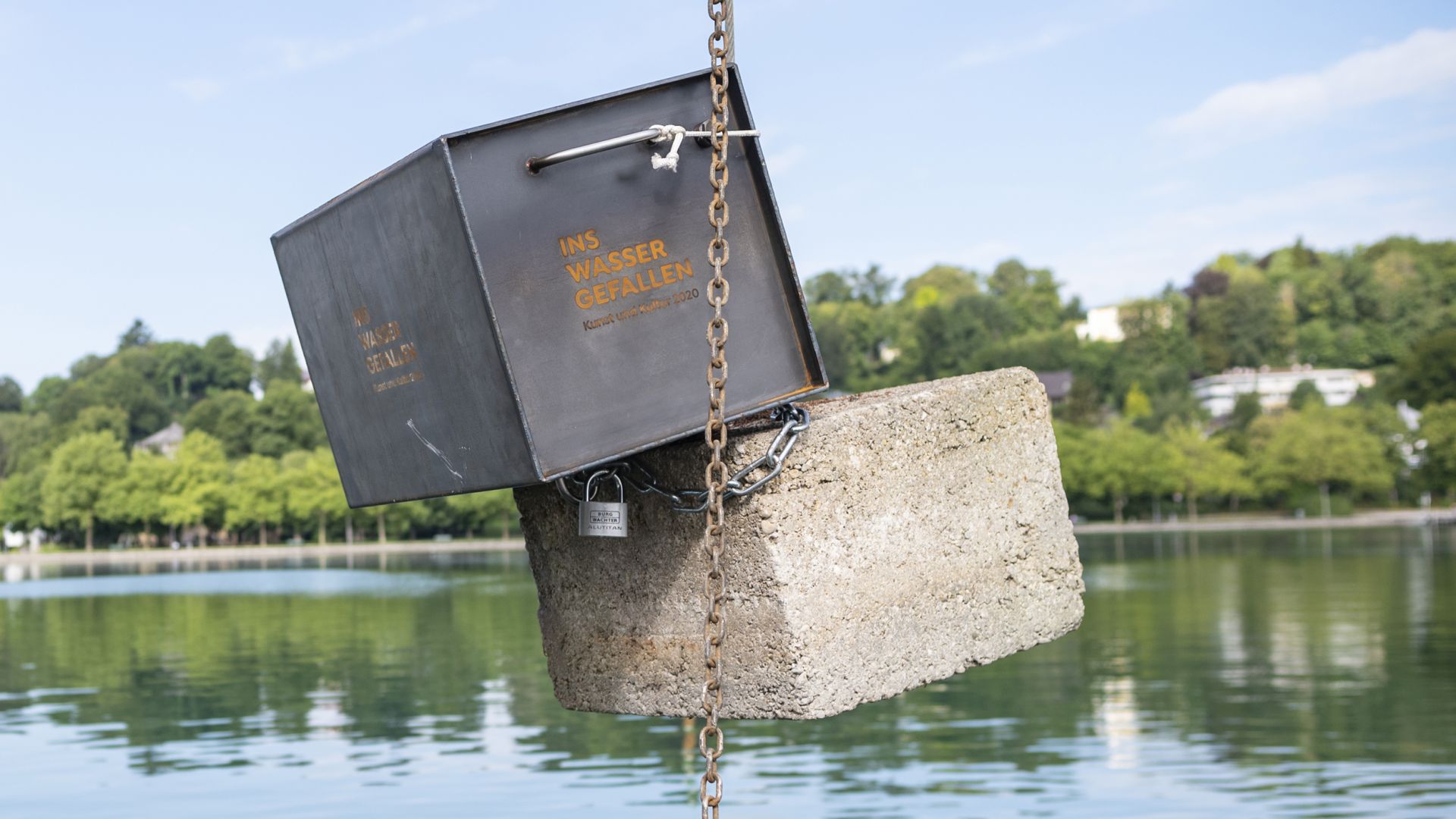 Die Stahlkiste des Projekts „Ins Wasser gefallen“ samt 350 kg schwerem Ankerstein