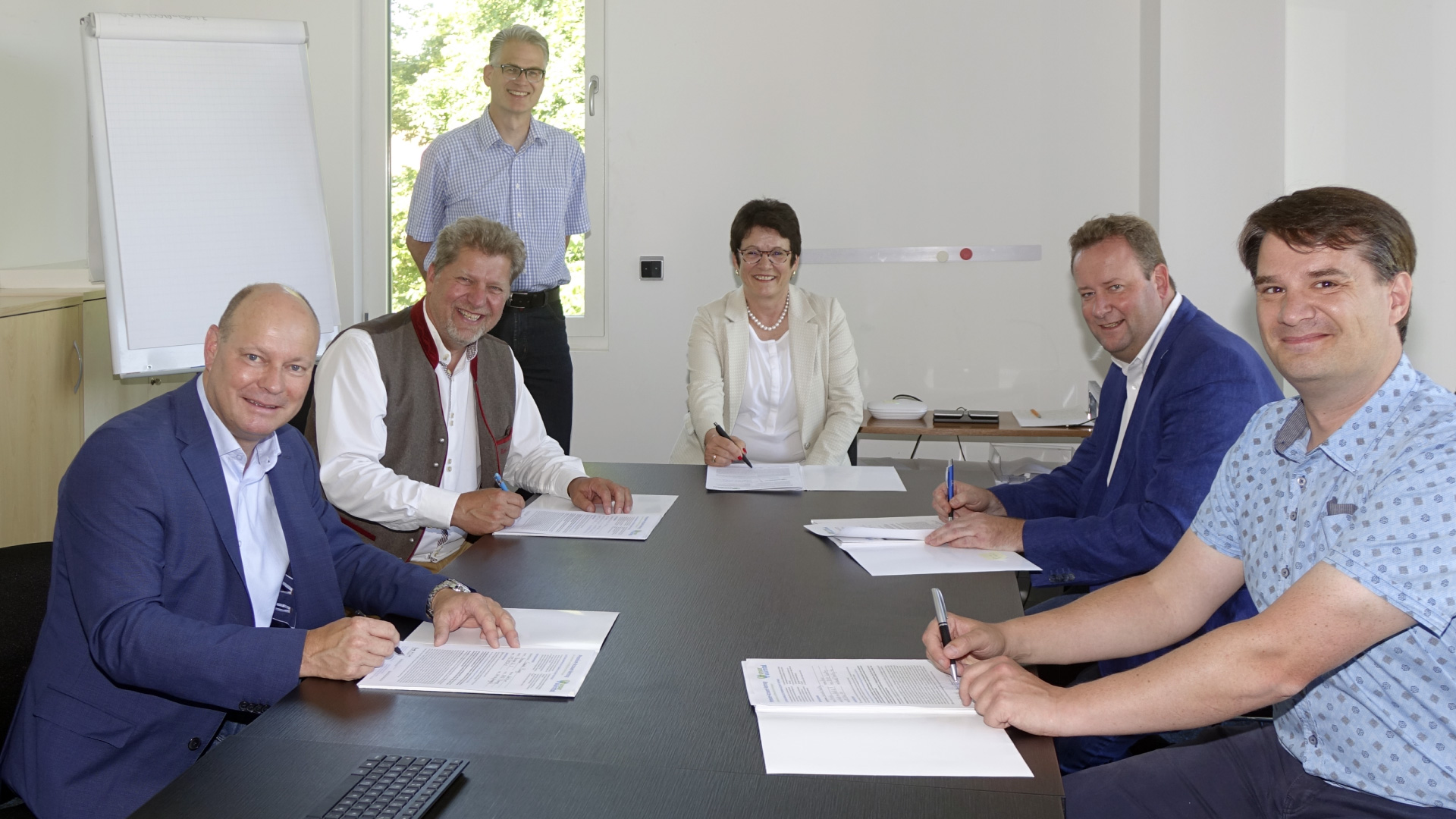 Vertragsunterzeichnung durch Würmtaler Bürgermeister