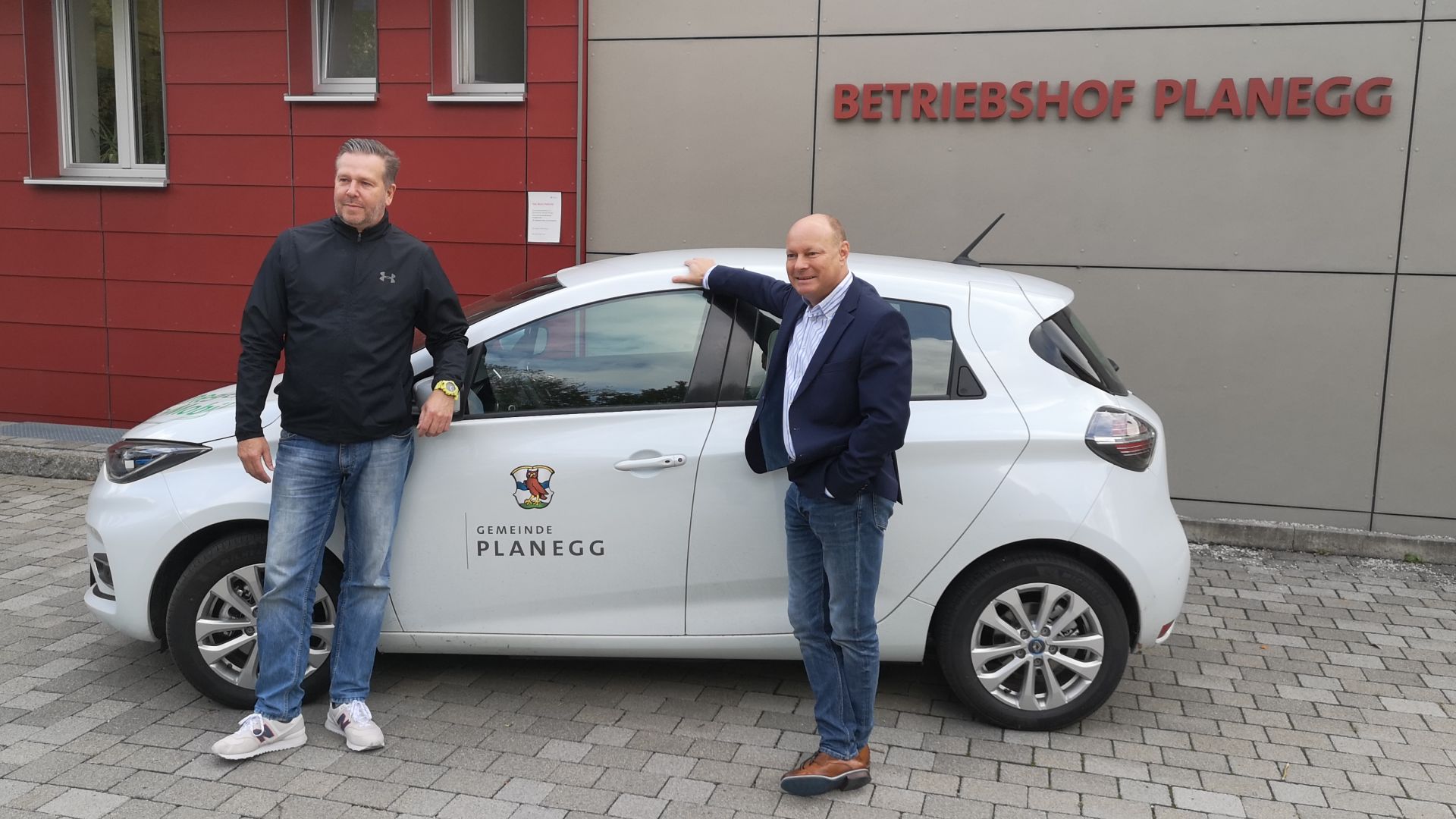 Planeggs Bürgermeister, Hermann Nafziger, und Thorsten Brehm, der neue Leiter Gebäudemanagement, stellen das neue E-Dienstauto vor