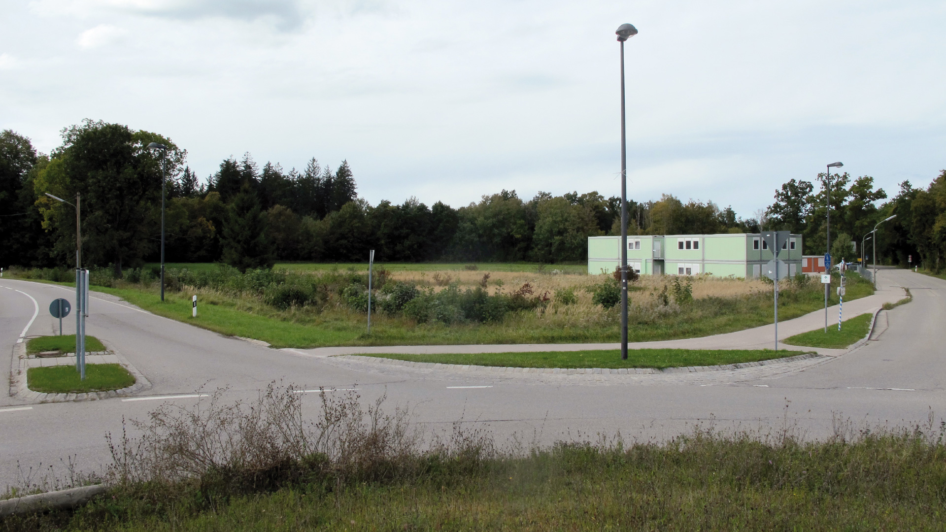 Blick vom Penny-Kreisel in Richtung künftigem Handwerkerhof: Im Vordergrund, direkt am Kreisel, soll die neue Gautinger Polizeiwache entstehen.