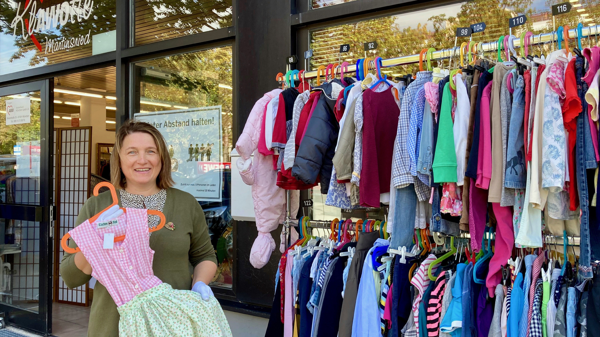 Klawotte-Leiterin Christina Einhellig: „Wir haben die schönsten Kinderdirndl für drei oder vier Euro, aber es findet sich kein Käufer.“