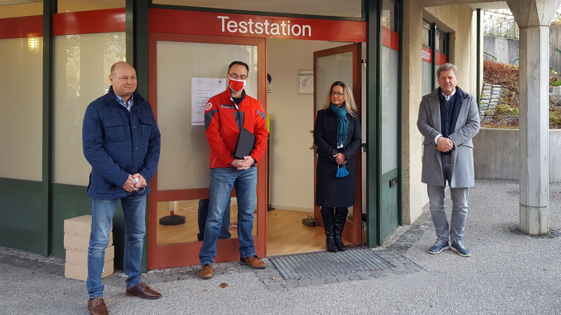 Planeggs 1. Bürgermeister Herrmann Nafziger, Thomas Angerer von den Johannitern, Regionalleiterin München der Vonovia Michaela Noss und 1. Bürgermeister Harald Zipfel bei der Eröffnung der Corona-Teststation in Neuried.