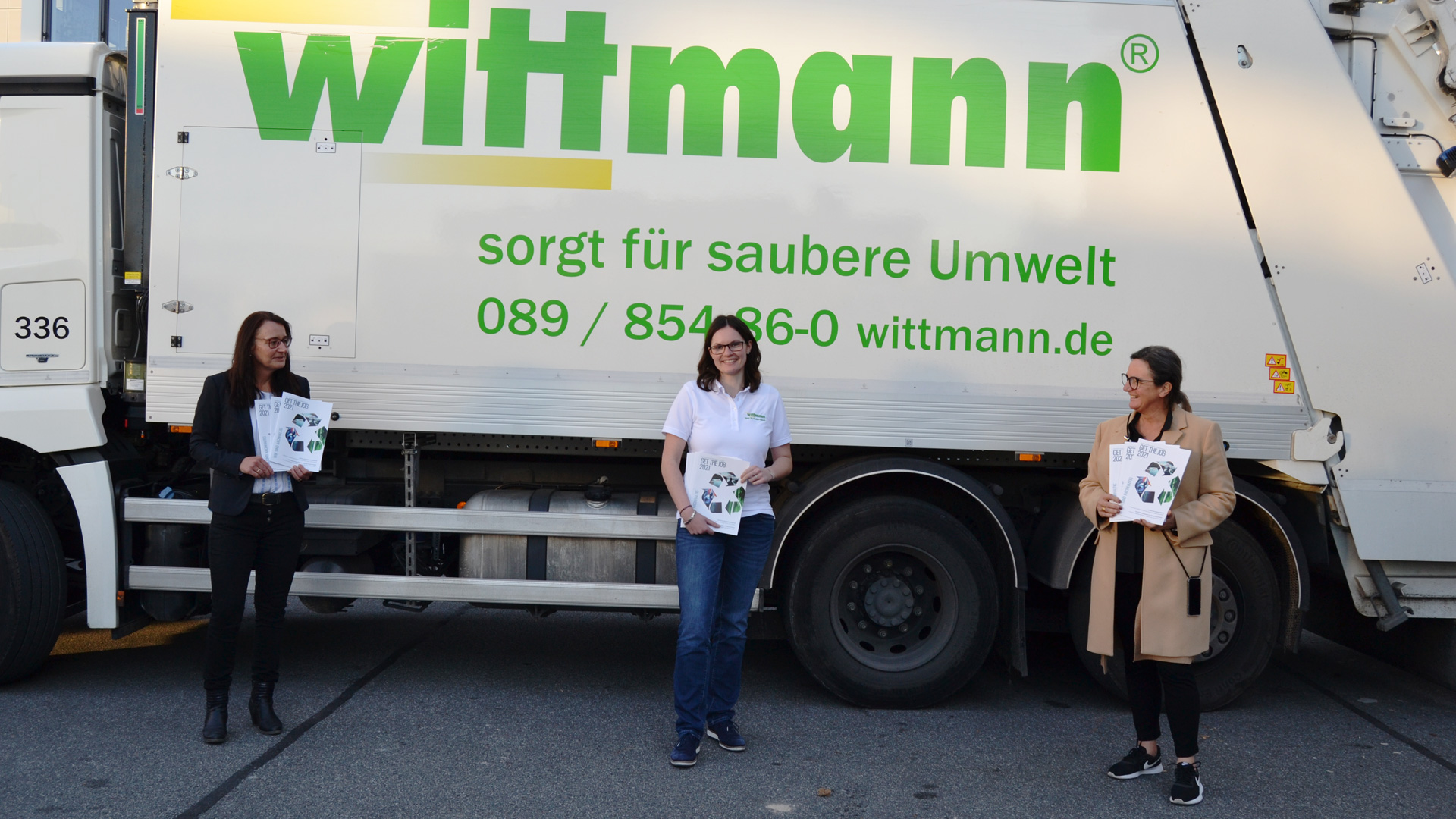 Susanne Leichmann und Jessica Wagner (v.l.) vom Gräfelfinger Entsorgungsunternehmen Wittmann nehmen das neue GET THE JOB-Magazin von Sabine Clever, Ausbildungsbeauftragte und Vorstand im Wirtschafts-Club Neuried entgegen.