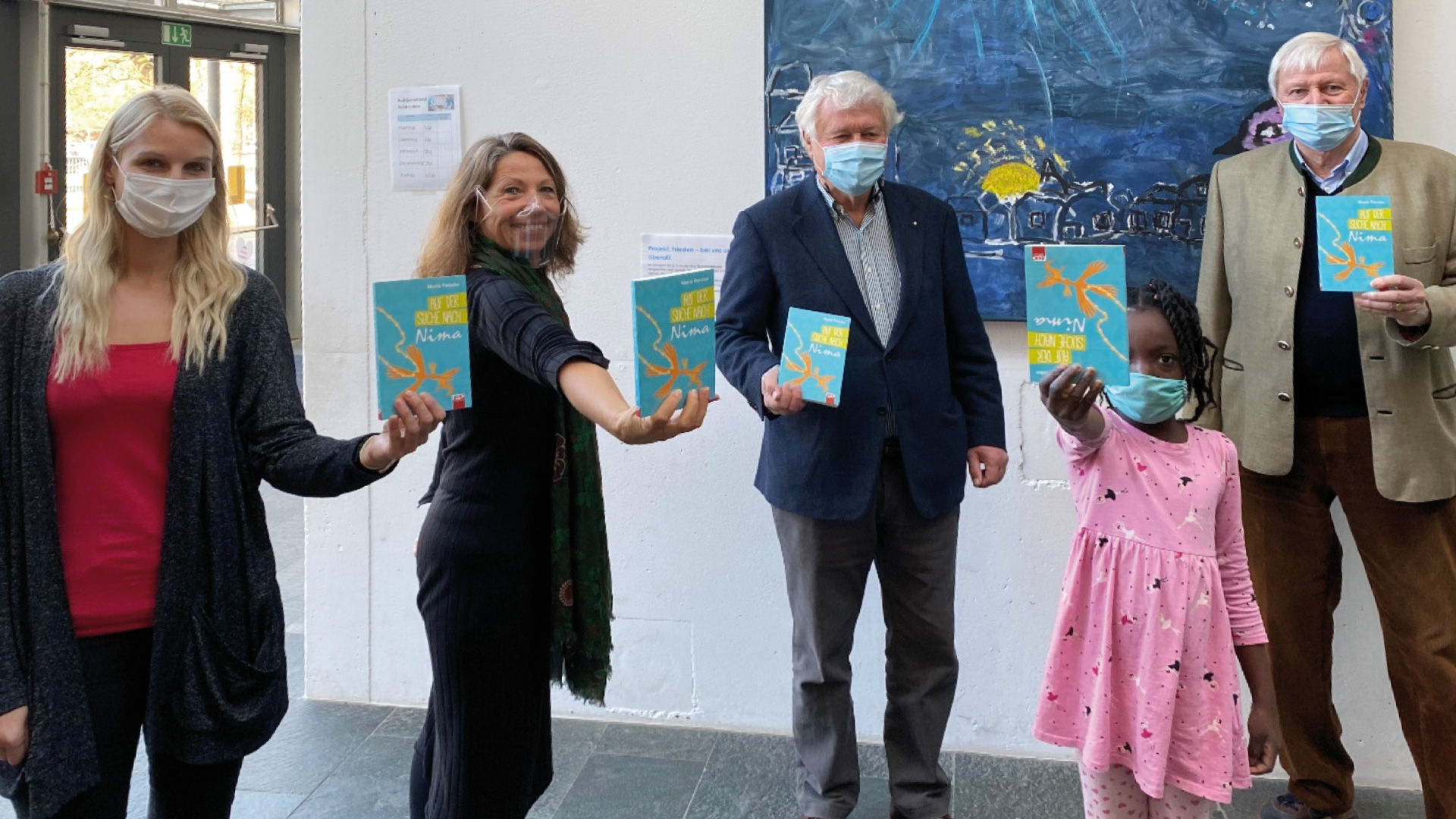 Bücherübergabe mit Abstand (v.l.n.r.): Lesebeauftragte und Lehrerin S. Schinzel, Rektorin M. Baran-Lander, Mitglieder des Rotary-Clubs Dr. A. Därr, Dr. H. Schaber, im Vordergrund Schülerin Oluwadara, Kl. 2b