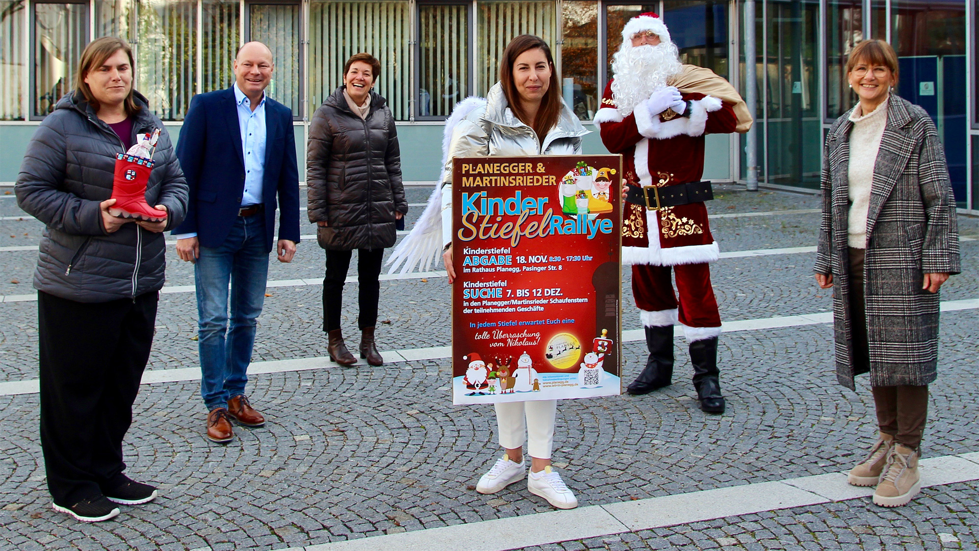 „Wir freuen uns auf eure Stiefel!“ Andrea Heger, Bürgermeister Hermann Nafziger, Wirtschaftsförderin Bärbel Zeller, Sarah Bauer, Gewerbevereinsvorsitzender Giuliano Grandis (Nikolaus) und Sabine Kurt präsentieren die Aktion.