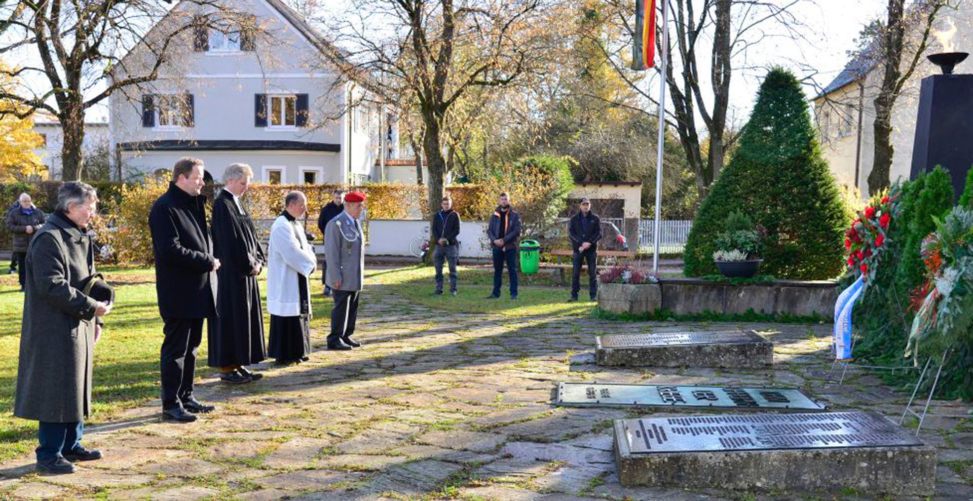 Ohne die üblichen Fahnenabordnungen: Stilles Gedenken in kleinstem Rahmen vor dem Gefallenen-Denkmal am Eichendorffplatz.