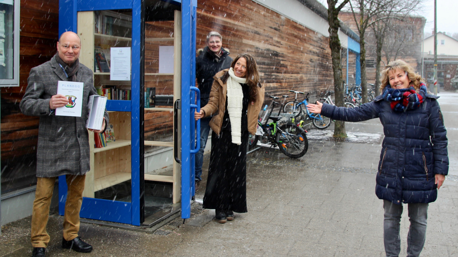 Eröffnung der „Bücherzelle“ in Martinsried (v.l.n.r.): Bürgermeister Hermann Nafziger, Konrektor Karlheinz Schmid, Rektorin Margot Baran-Lander und Bücherpatin Marion Zettl.
