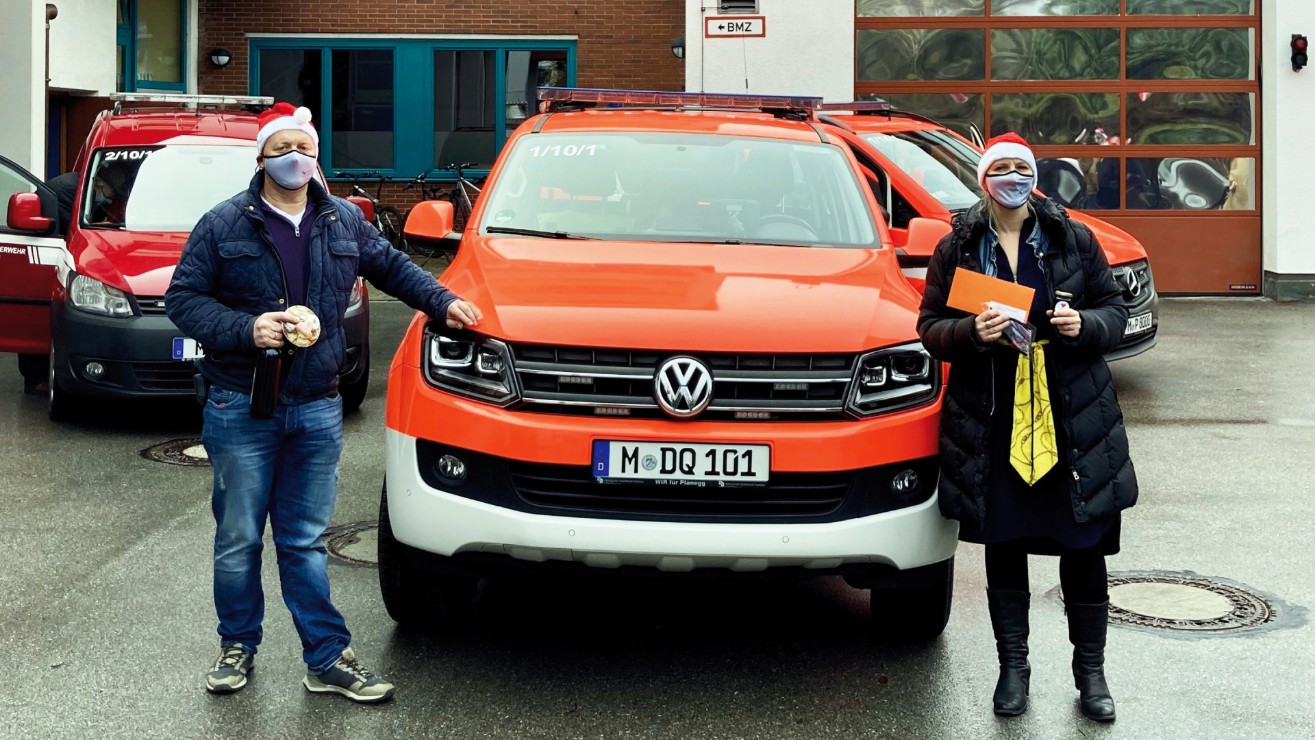 In Zweierteams fuhr der Vereinsvorstand der Freiwilligen Feuerwehr Planegg die Weihnachtsgeschenke aus. Im Bild Vorsitzende Sonja Stolz (r.) und Andreas Schrittenlocher.