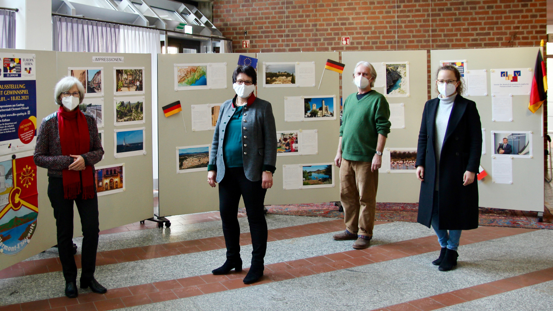 Vereinsvorsitzende Adriana Scipio, Bürgermeisterin Brigitte Kössinger, Partnerschaftsbeauftragter Wilhelm Rodrian und Katharina Ebner (v.l.n.r.) bei der Ausstellungseröffnung im Gautinger Rathaus.