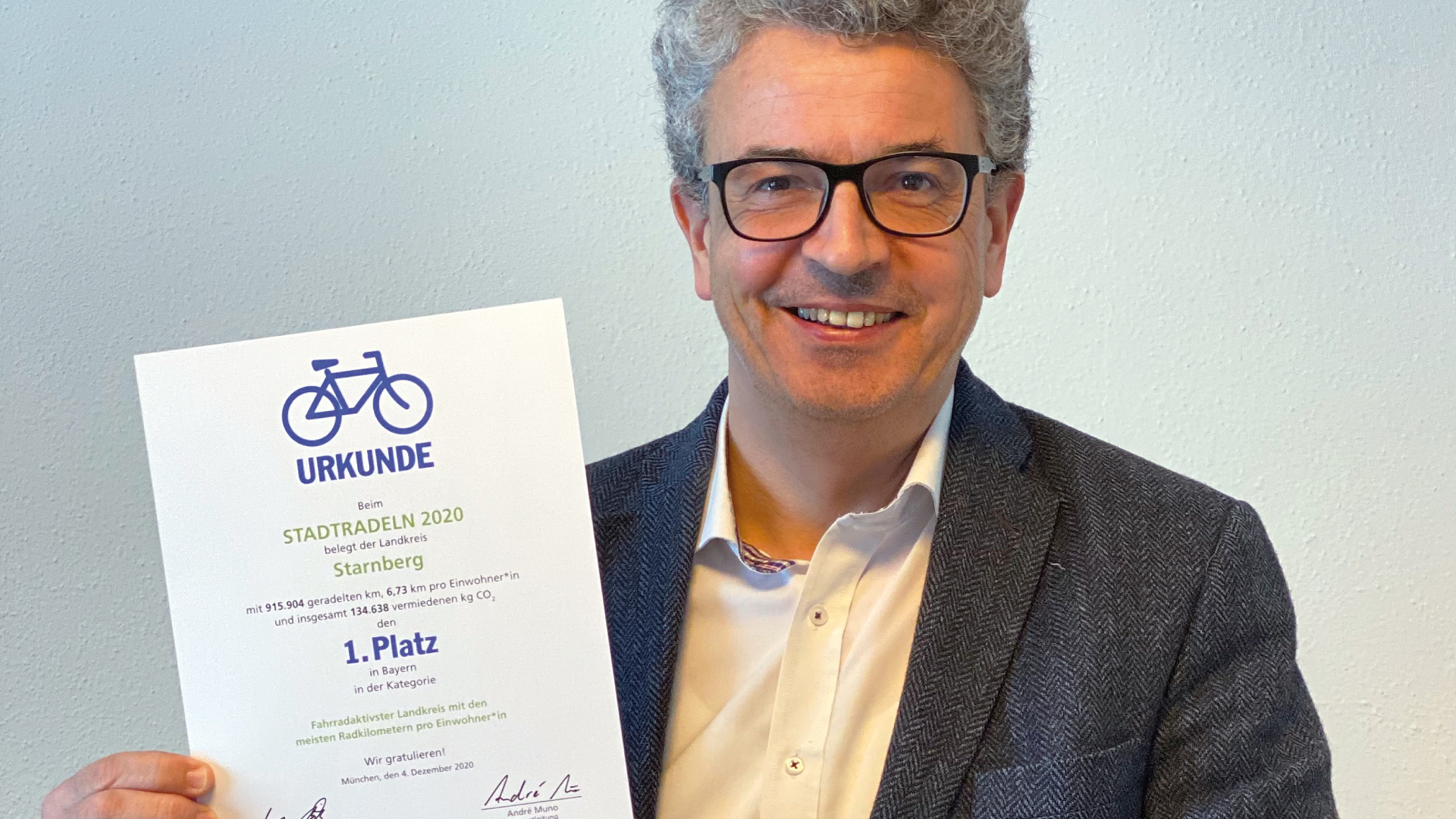 Matthias Vilsmayer, Stellvertreter des Landrats, präsentiert stolz die Stadtradeln-Urkunde.
